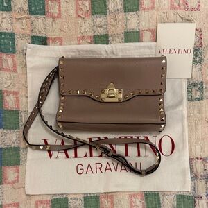 Valentino Garavani - Small Rockstud Grainy Calfskin Crossbody Bag - Color Poudre